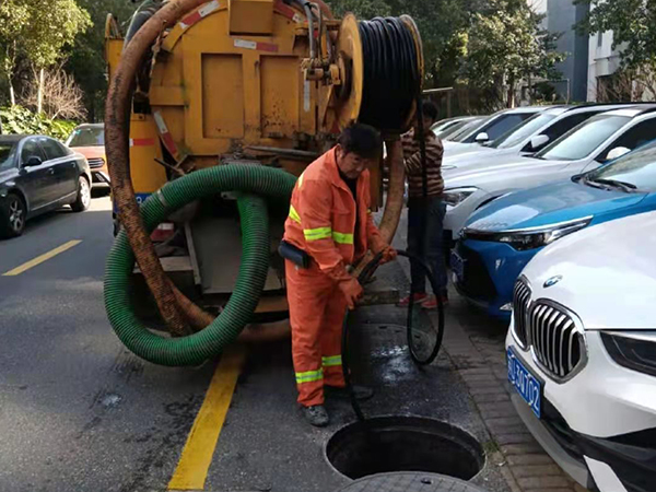 东湖排污管道清淤