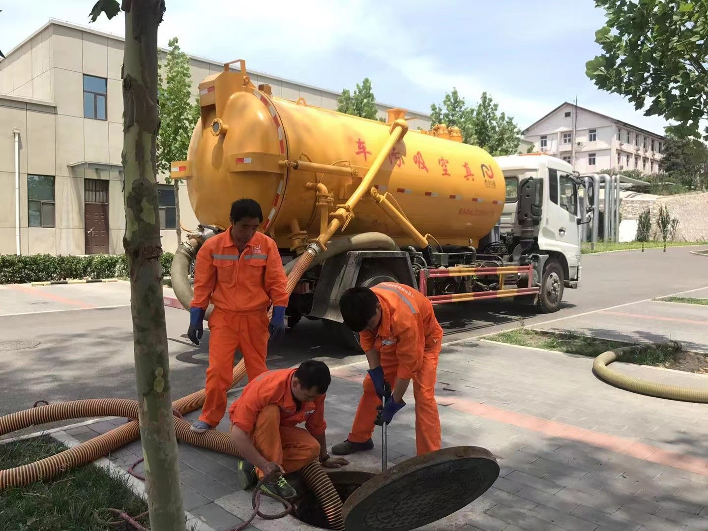 东湖管道疏通车停在窨井附近