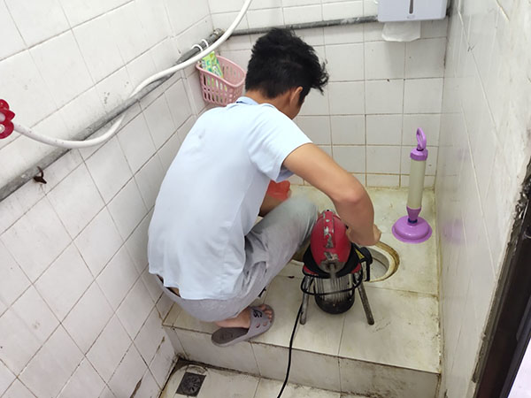 东湖管道堵塞冒臭气 专业师傅现场解决问题