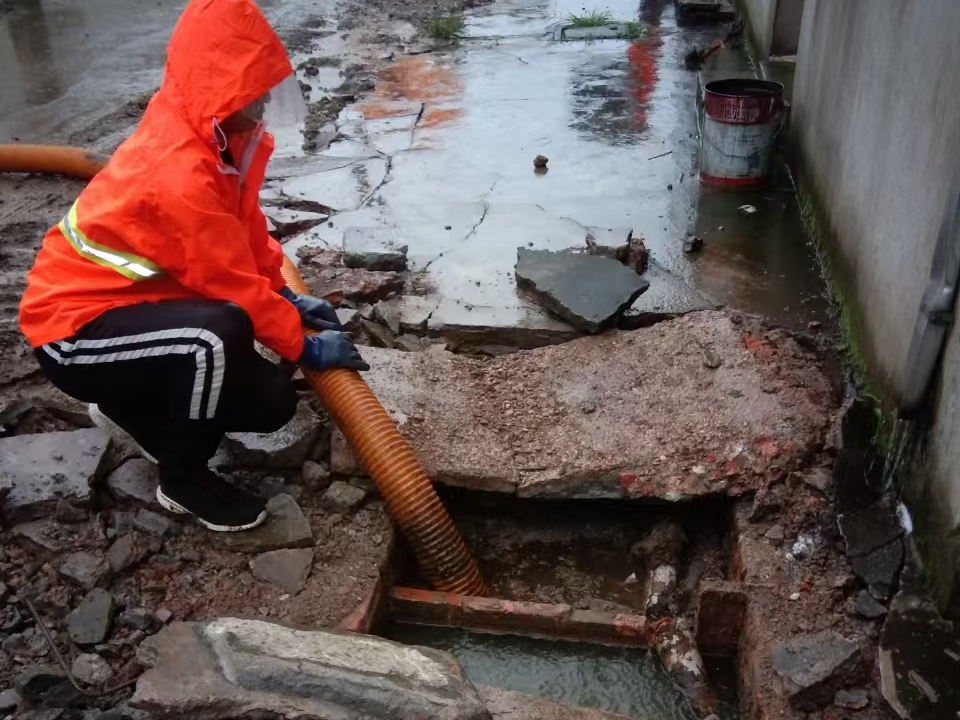 东湖专业清理污水池 炜誉市政以规范流程守护城市 “肠道”