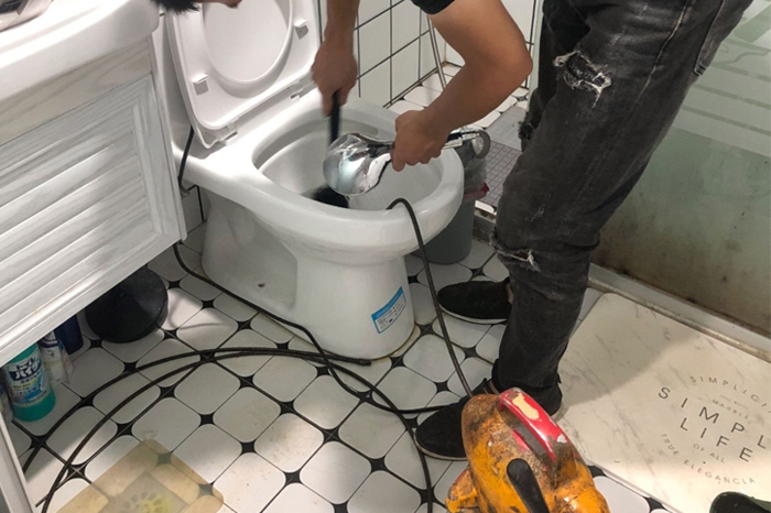 东湖马桶堵塞自己疏通还是找师傅?专业上门服务让你省时更省心